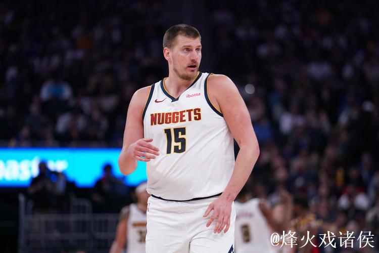 阿门持球突破,空中滑翔闪过约基奇打板攻进2+1 阿门持球突破,空中滑翔闪过约基奇打板攻进2+1